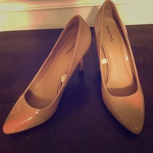Nude pumps
